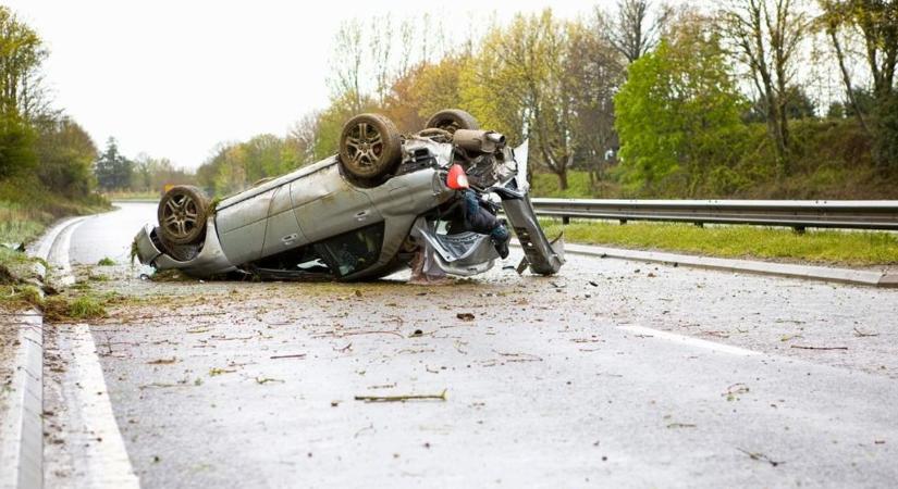 A tetejére borult egy autó Jászapáti és Heves között