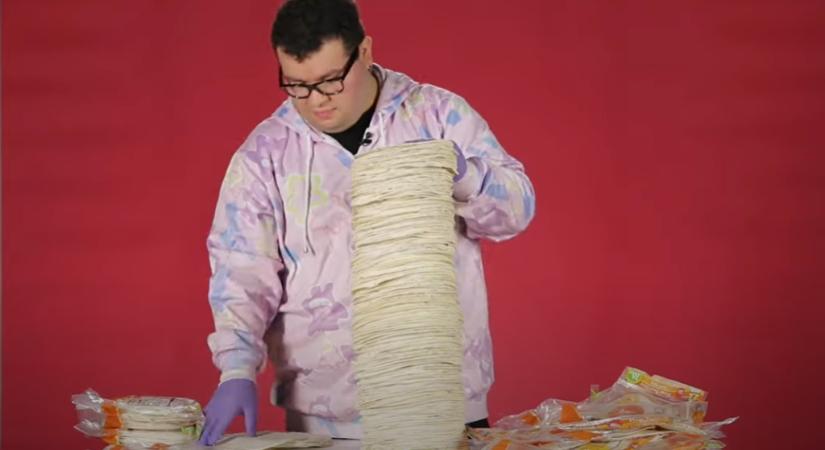 Videón, ahogy elkészül a 81,3 cm magas lett a tortilla-torta