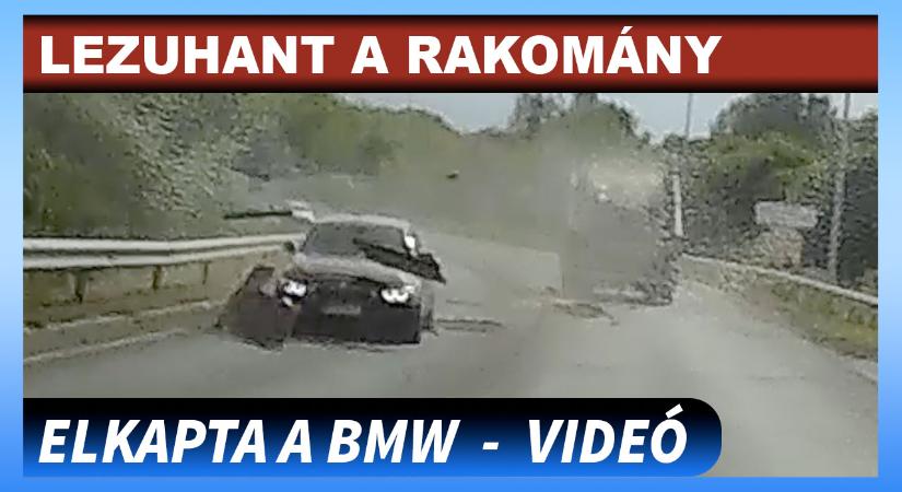 Lezuhant a rakomány, telibe találta egy BMW a Méta utcai felüljárón