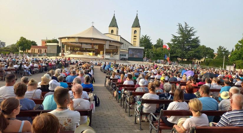 Tízezrek imádkoznak a békéért a Mária-jelenésekről híres Medjugorjében