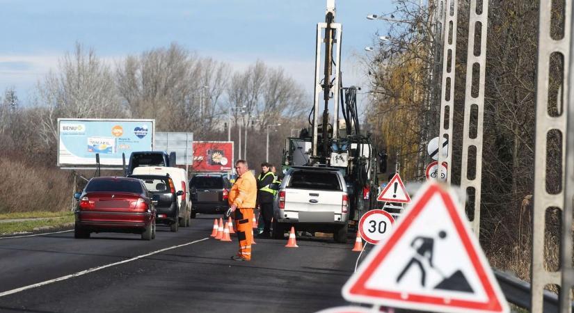 Komoly veszély: sokan a telefonjukat nyomkodják, miközben útkezelők mellett hajtanak el