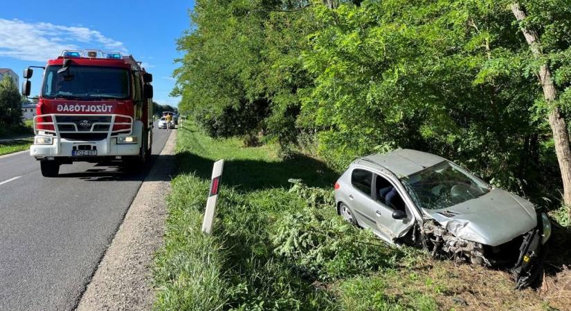 Árokba borult egy autó, miután leszorították az útról Kaposszekcső közelében