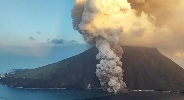 Felkészültek az evakuációra Szicíliában, 2 km magas hamufelhőt lőtt ki a Stromboli