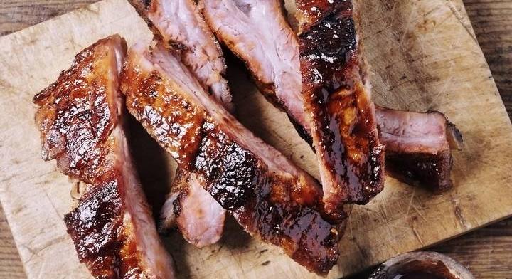 Pirosra sült, texasi BBQ-bordák: a hús finom omlós lesz