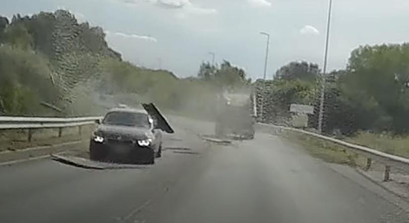 Videó: teherautóról lezúduló szemét talált el egy BMW-t a XX. kerületben