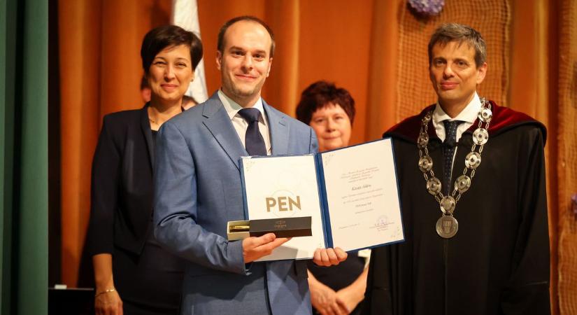 Diplomaátadó: alkalmazkodóképes generációt nevelnek