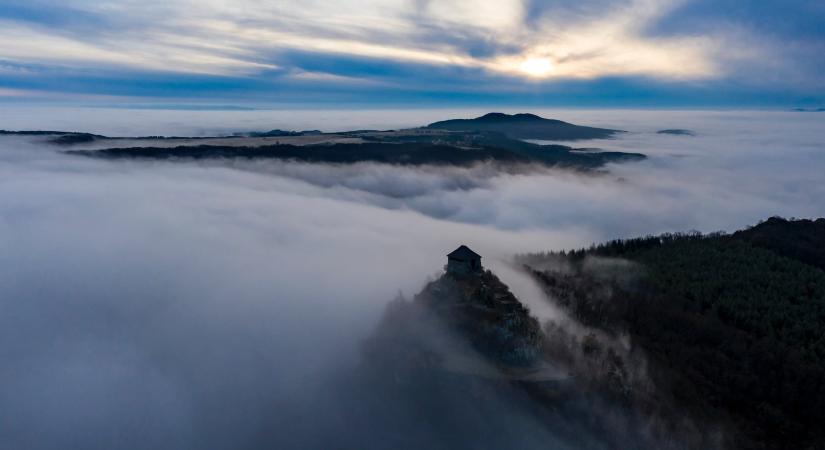 A misztikus ködfelhőből előbúvó Salgó vára