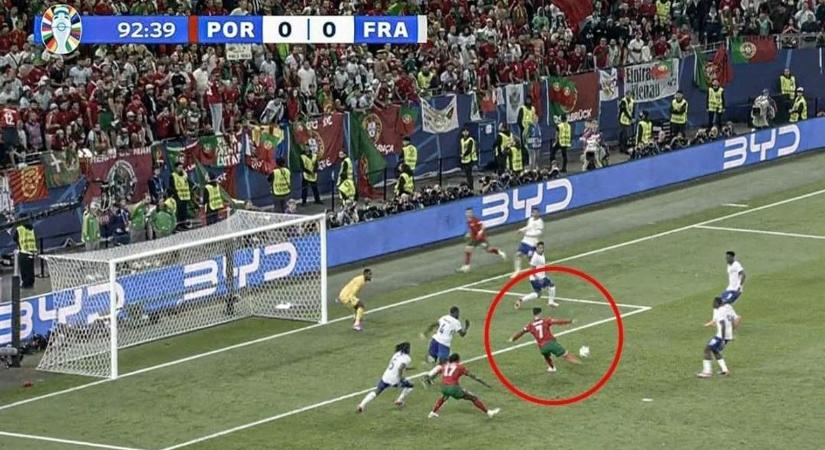 Mutatjuk Ronaldo kihagyott helyzetét, ami Portugália vesztét okozta