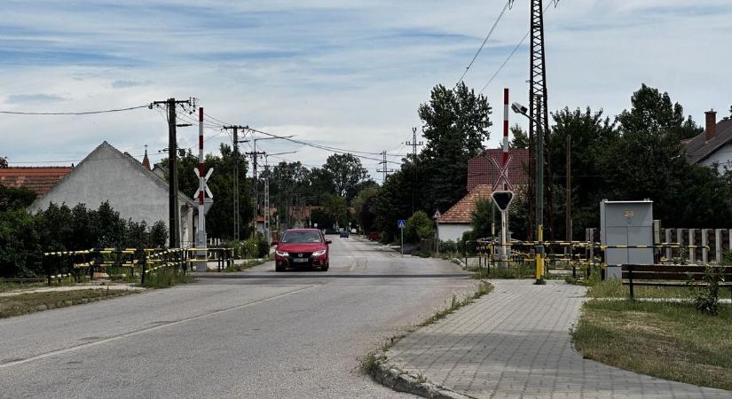 Nem működik a jelzőrendszer a feketehegy-szárazréti vasúti átjárónál