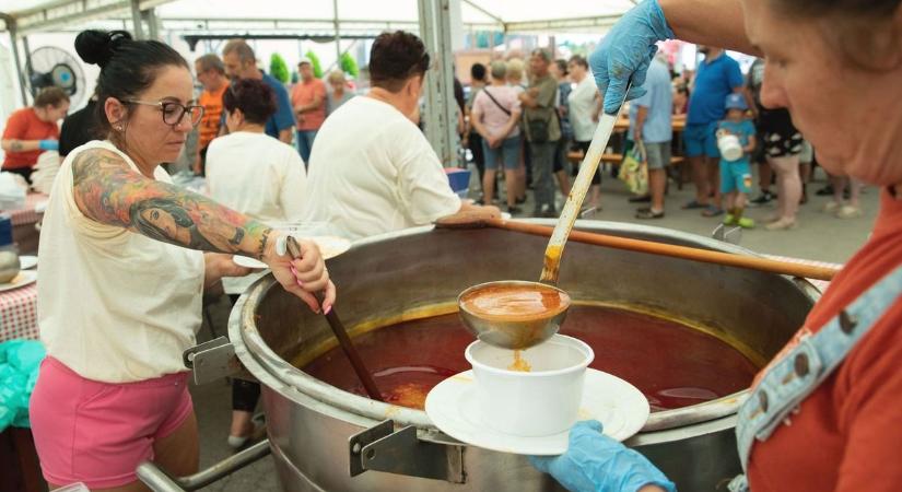 A tűző napon is tolongtak az emberek egy forró csegei halászléért – fotókkal