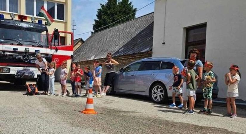 Táborozó gyerekek kalandja a Zirci Önkormányzati Tűzoltóságon