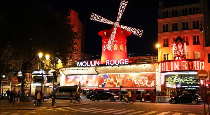 Új lapátkerekeket kapott a Moulin Rouge: hatalmas ünnepséggel avatták fel a megjavított ikonikus párizsi kabarét – videó