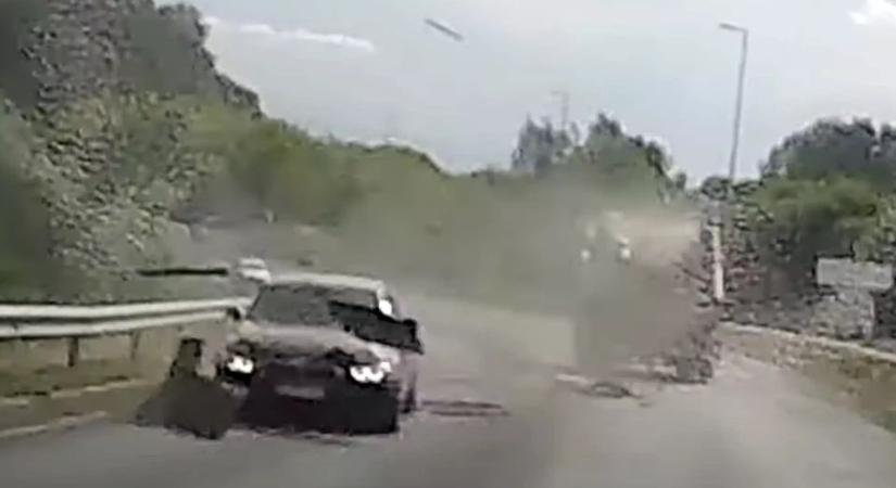 Videón, ahogy rázuhan egy szemben haladó teherautóról a szemét egy BMW-re az M5-ös felett