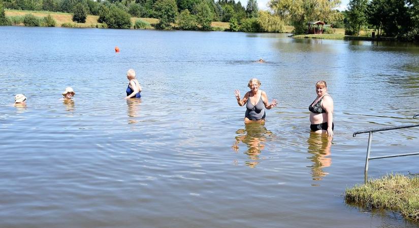 Tágas part, tiszta vizű tó Csesztregen a strandolók örömére