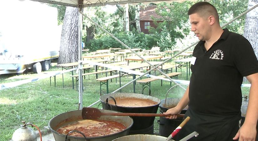 Több mint két tonna halból főtt a halászlé Tiszacsegén – videóval