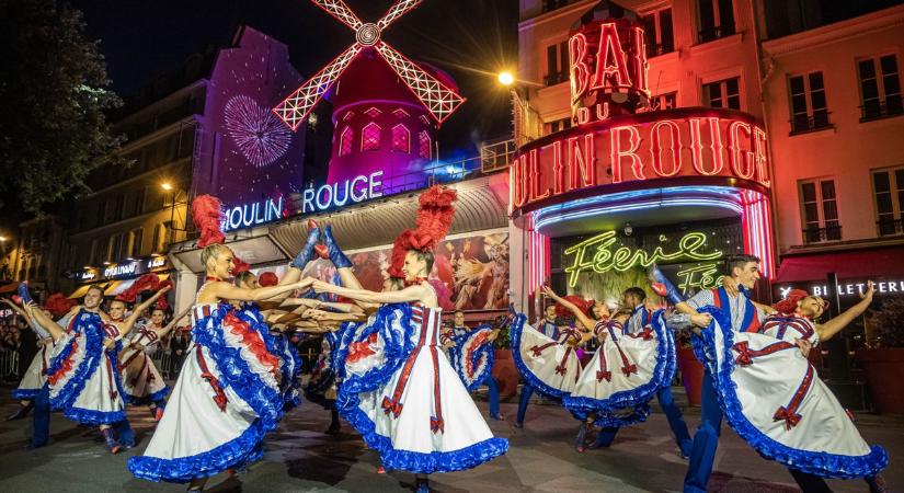 Visszaállították a lapátokat a párizsi Moulin Rouge világhírű szélmalmára