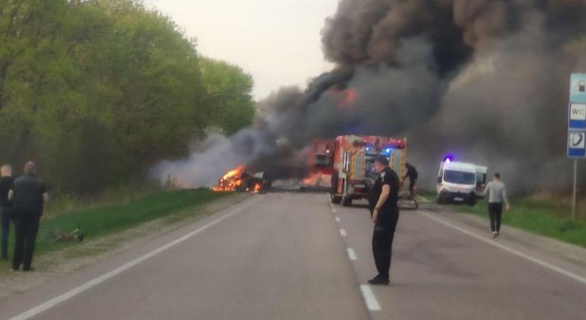 Kisbusszal ütközött egy benzinszállító kamion Ukrajnában