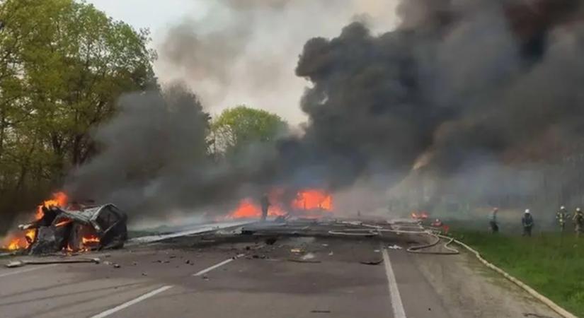 Kisbusszal ütközött egy benzinszállító kamion Ukrajnában, 14 ember meghalt