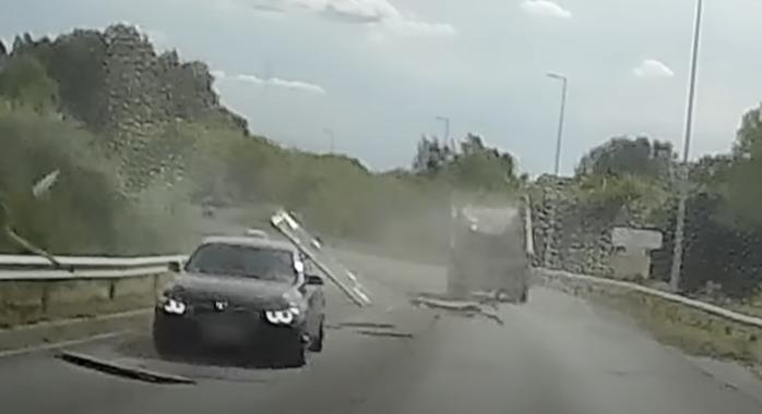 Telibekapott egy szembejövőt BMW-t a teherautóról lezuhanó sitt az M5-ösnél – videó