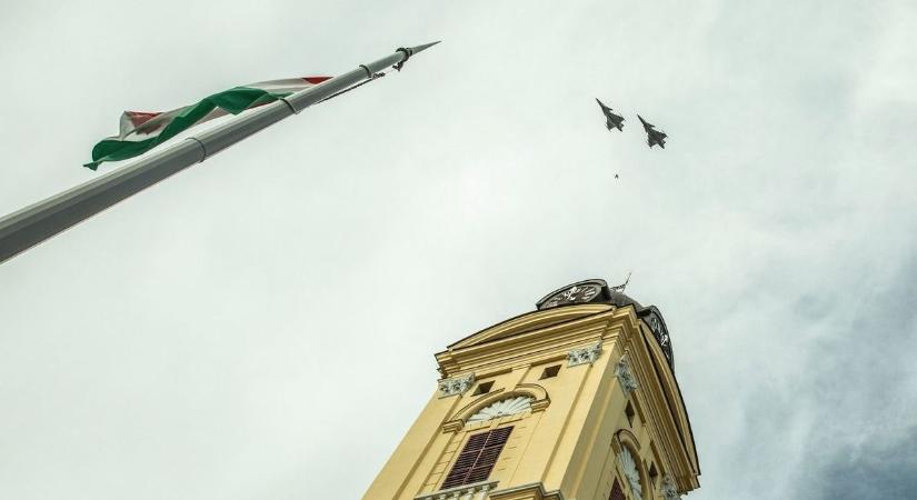 A kedvünkért lelassítottak a Gripenek a Nagytemplom felett – fotókkal, videóval