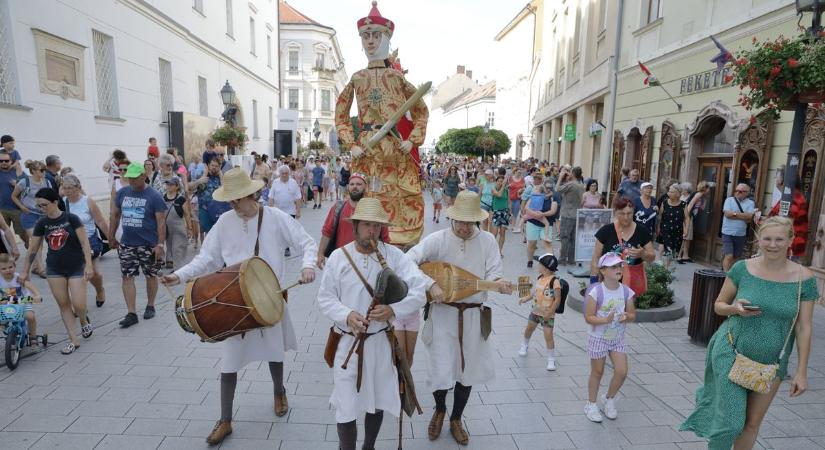 Felvonultak az első királyok a Fő utcán (videó, galéria)