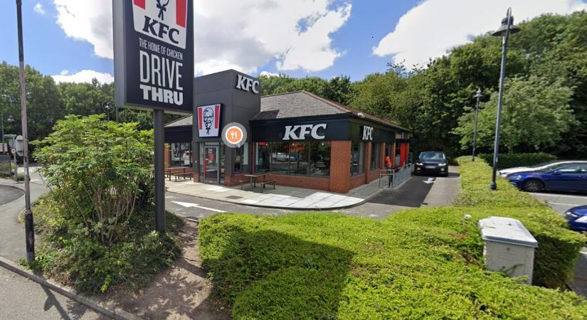 Kizavarták a KFC-ből, mert komoly borravalót hagyott egy dolgozónak