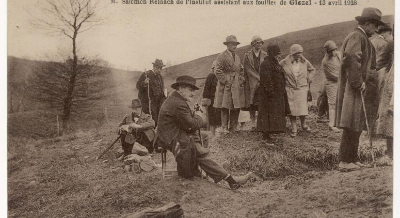 Magyaroké lenne a világ legősibb irásbelisége? 15.000 éves, csodaszarvassal és ékírással díszített köveket fedeztek fel Franciaországban, ma is múzeumban porosodik