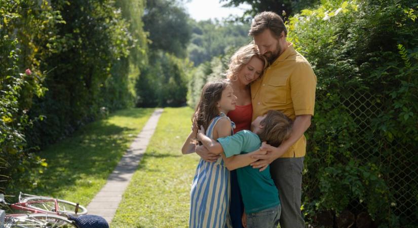 Máglyarakás, család, első szerelem. Megérkeztek a Véletlenül írtam egy könyvet mozifilm első képsorai