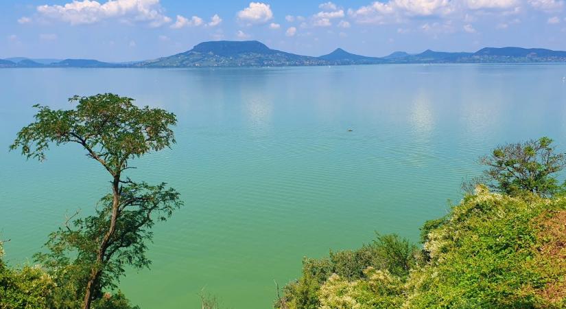 A fonyódi Szaplonczay sétányról lélegzetelállító panoráma nyílik a Balaton északi oldalára