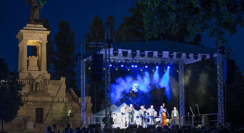 Django Reinhardt, aki soha nem tanult zenélni, és egy romatelepről lett a világ legjobb gitárosa