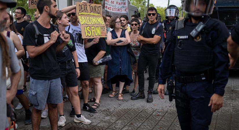 A magyarok egyik kedvenc célpontján ezrek tüntettek a tömegturizmus ellen