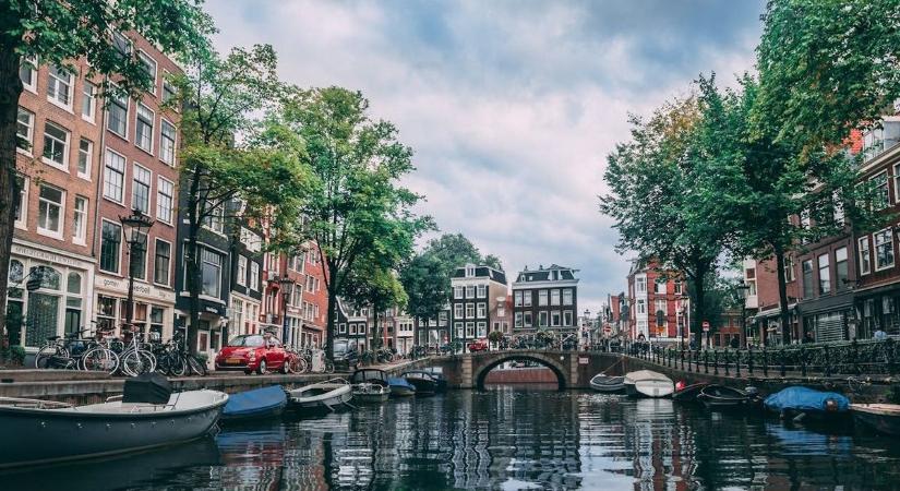 Amszterdamban betiltják az üdülőhajókat  videó