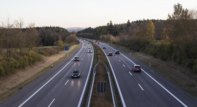 Balesettel indul a reggel: szalagkorlátnak hajtott egy autó az 1-es főúton