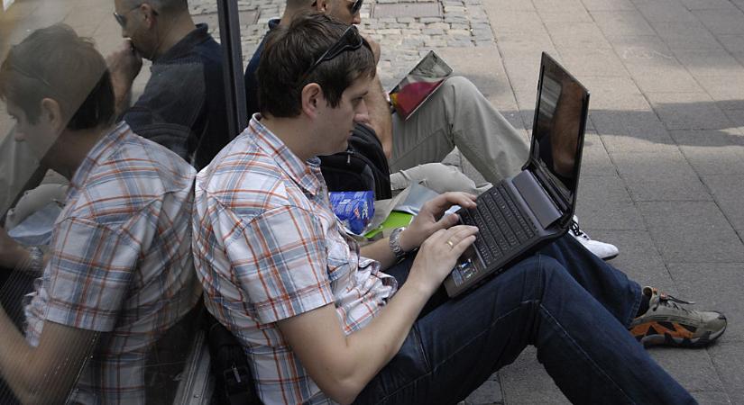 Bűncselekményt követ el, aki engedély nélkül csatlakozik valaki másnak a wifi-hálózatára?