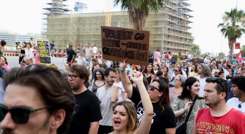 Több ezren tüntettek Barcelonában a várost elárasztó turisták ellen