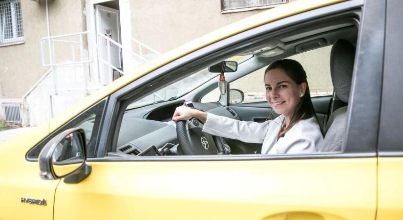 Egy női taxis története Dunaújvárosból