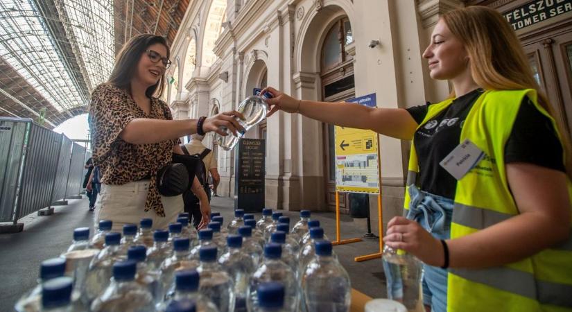 Ásványvizet oszt a hőség miatt a vasútállomásokon a MÁV