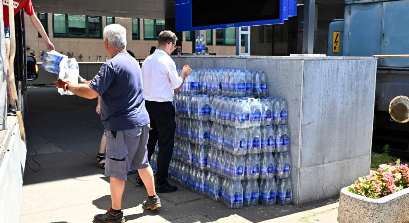 Életbe lépett a harmadfokú hőségriasztás, vizet osztanak a pályaudvarokon, állomásokon