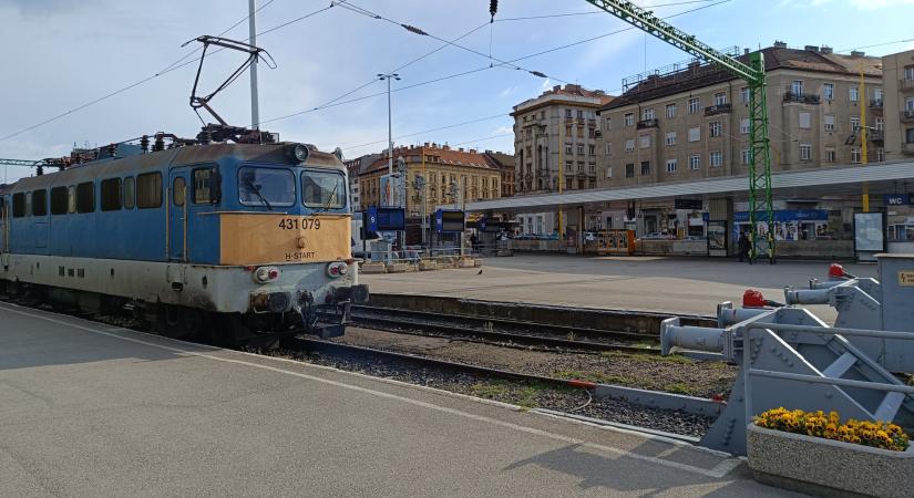 A hőségriadó miatt vizet osztanak a pályaudvarokon, állomásokon