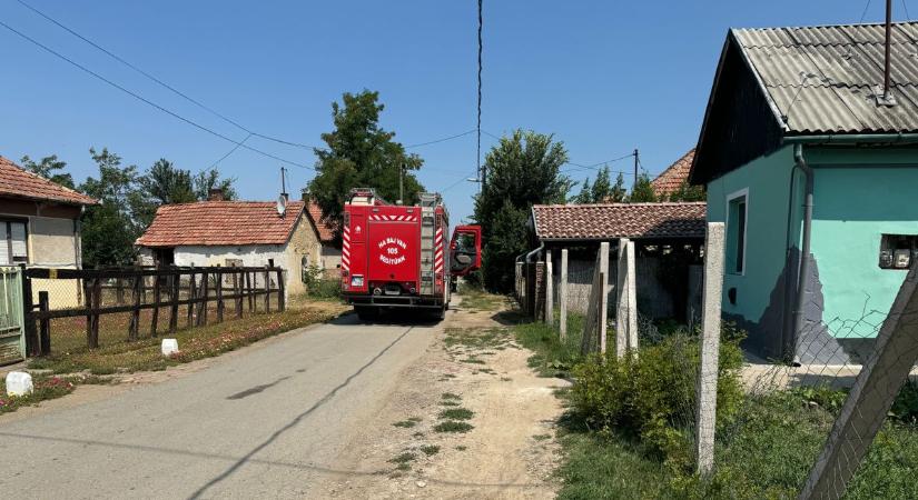 Tűzoltókat riasztottak egy kis hajdúszováti utcába – fotókkal, videóval