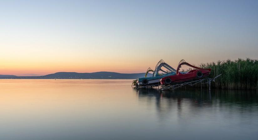 Balhé a Balatonnál: kerítést húztak fel az egyik szabadstrandon