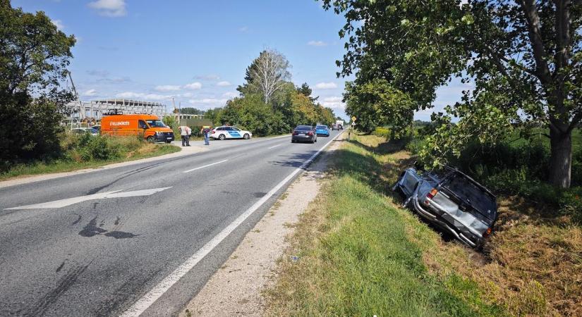 Kisteherautó lökött árokba egy személyautót a 84-es úton - fotók