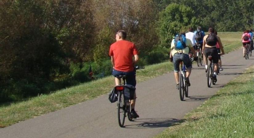 Közel tízezren kerekeztek át a Tisza-tó vízlépcsőjén