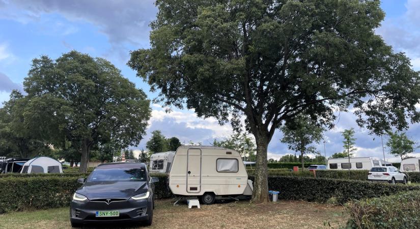 Villanyautóval és lakókocsival az Adriáról: Tesla Model X 90D (2016) és Niewiadow n126 (1986)