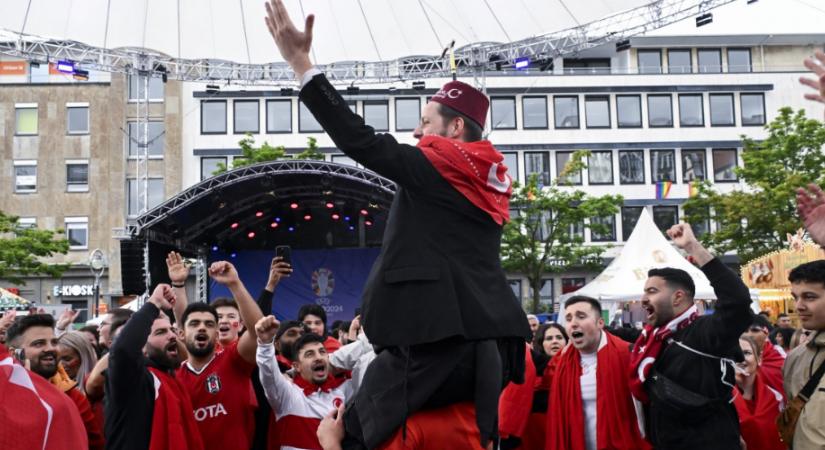 A török szurkolók miatt: nem közvetítik az esti holland–török meccset az osztrák vasúttársaság kijelzőin