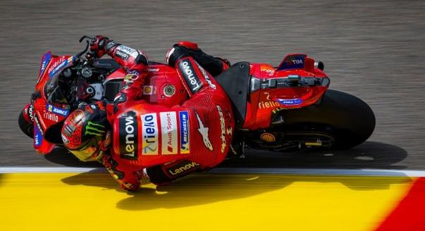 Martin a végén bukott, Bagnaia nyert és vezet!