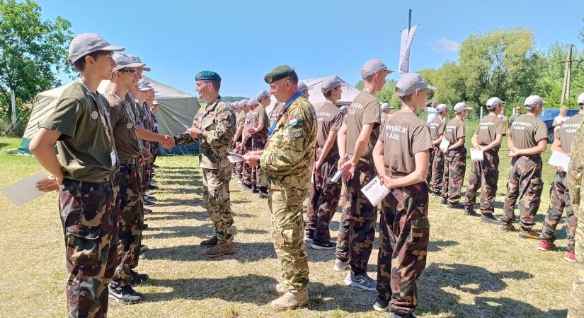 Angyalbőrbe bújtak a fiatalok a honvédelmi táborban – videóval