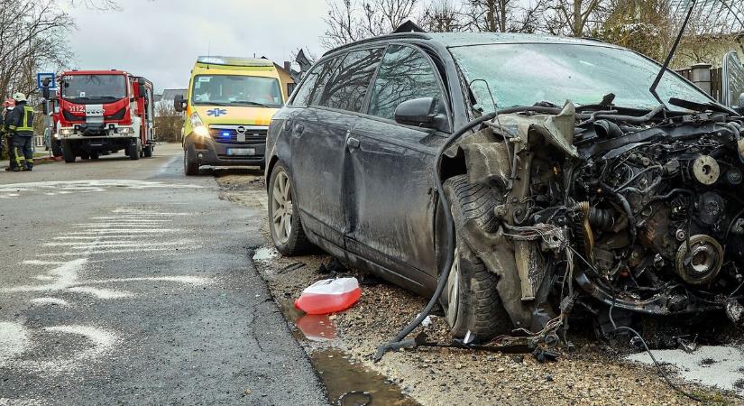 Frontális karambol történt Kisbér közelében a 81-esen