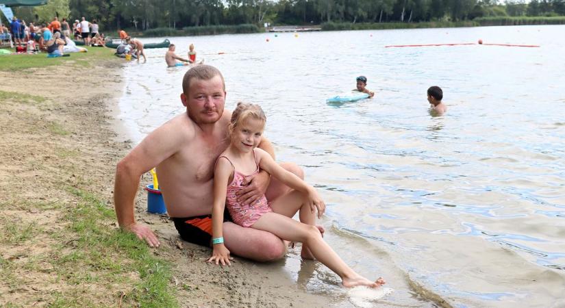 A homokos partjával, árnyat nyújtó fáival nagy kedveltségnek örvend a Gébárti Tóstrand