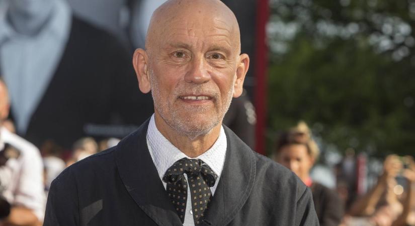 Egy ismerős arc! John Malkovich a Szépművészeti Múzeumban tűnt fel, nem akármilyen kísérőt kapott